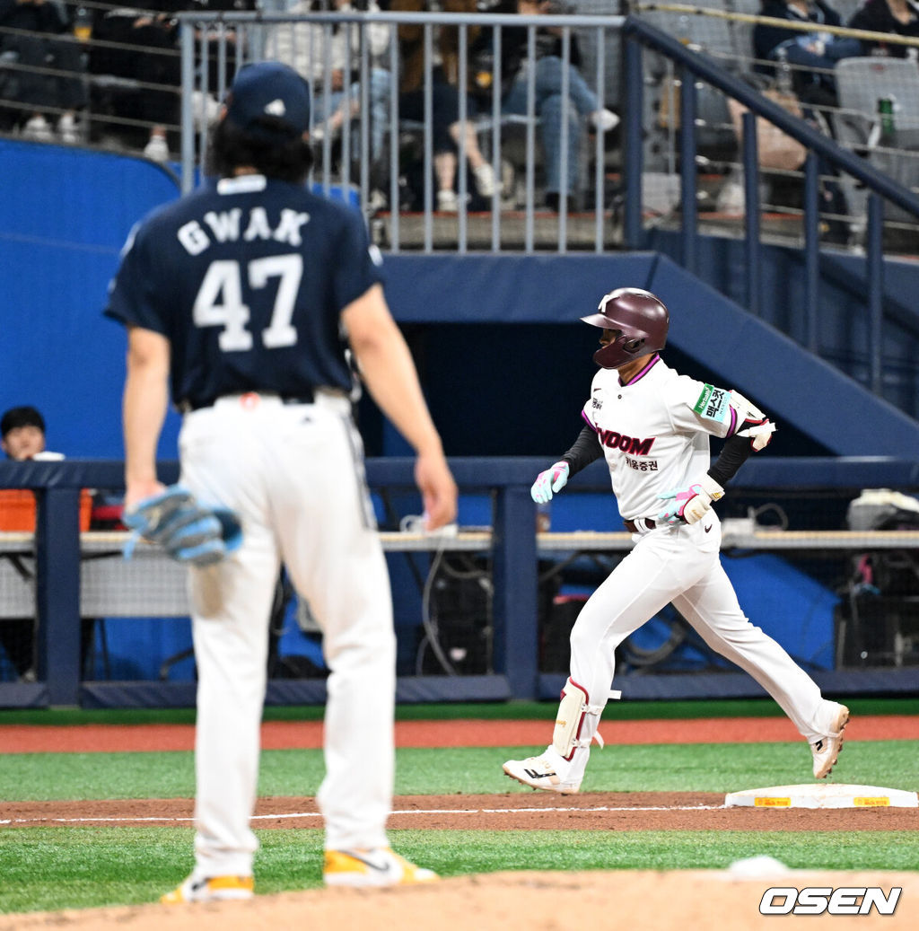 3일 서울 고척스카이돔에서 2026 신한 SOL KBO리그 키움 히어로즈와 두산 베어스의 경기가 열렸다.이날 키움은 박준현, 두산 곽빈을 선발로 내세웠다.4회말 2사 1루에서 키움 양현종이 좌월 투런 홈런을 치고 그라운드를 돌고 있다. 2026.05.03 /sunday@osen.co.kr