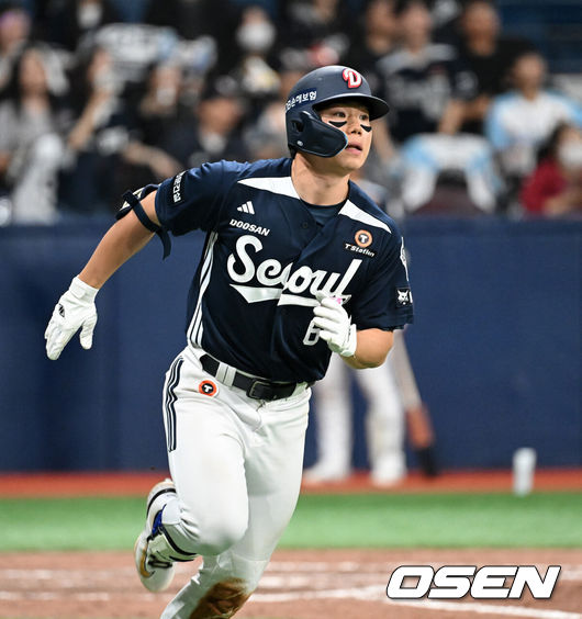 [OSEN=고척, 이대선 기자] 3일 서울 고척스카이돔에서 2026 신한 SOL KBO리그 키움 히어로즈와 두산 베어스의 경기가 열렸다.이날 키움은 박준현, 두산 곽빈을 선발로 내세웠다.6회초 2사 1,3루에서 두산 오명진이 우월 스리런 홈런을 치고 그라운ㄷ드를 달리고 있다. 2026.05.03 /sunday@osen.co.kr