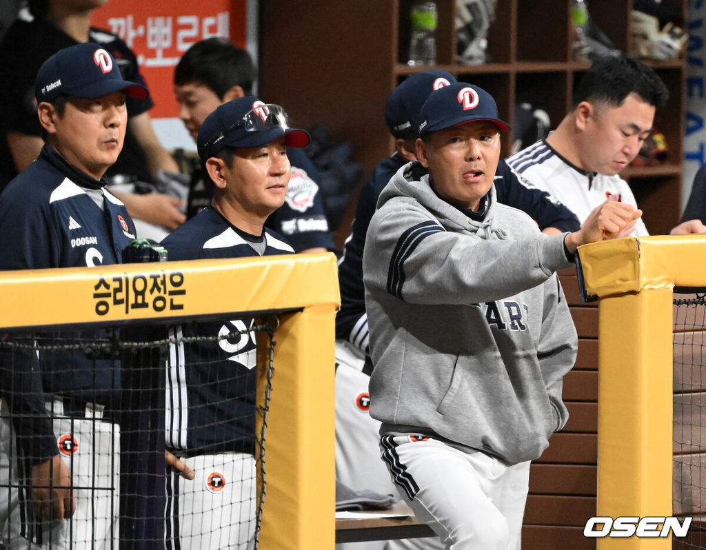3일 서울 고척스카이돔에서 2026 신한 SOL KBO리그 키움 히어로즈와 두산 베어스의 경기가 열렸다.이날 키움은 박준현, 두산 곽빈을 선발로 내세웠다.6회초 두산 김원형 감독이 경기를 바라보고 있다. 2026.05.03 /sunday@osen.co.kr