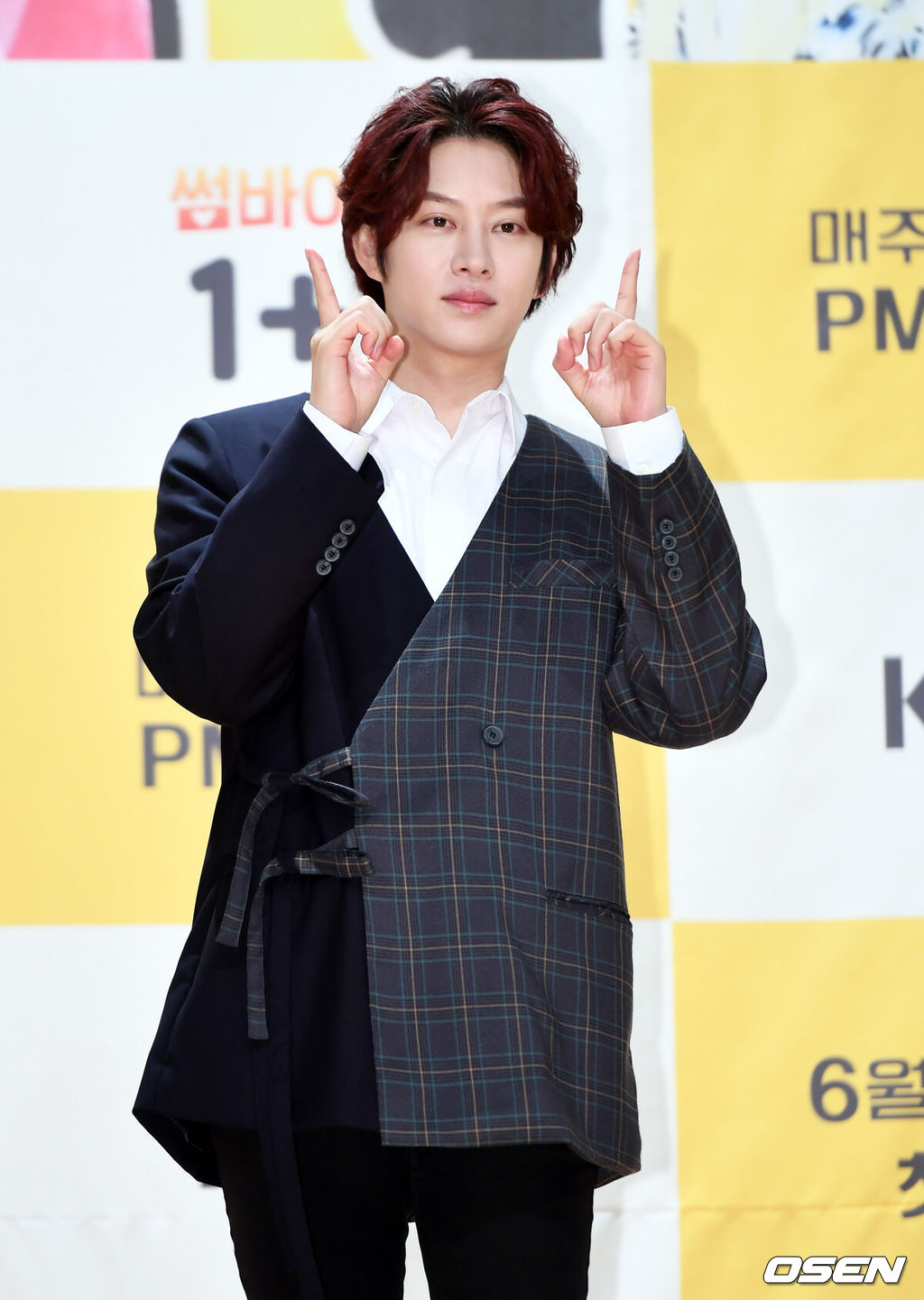 KBS 2TV 새 예능 ‘썸바이벌 1+1’ 제작발표회가 25일 오전 서울 마포구 상암동 KBS 미디어센터에서 열렸다.<br /><br />가수 김희철이 포토타임을 갖고 있다. /pjmpp@osen.co.kr