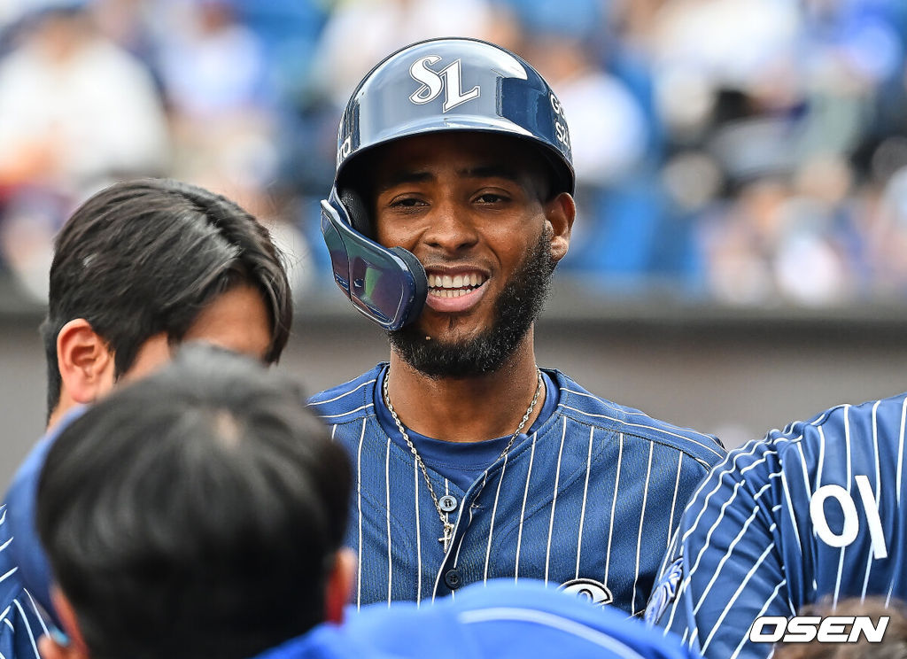12일 대구삼성라이온즈파크에서 2026 신한 SOL KBO 리그 삼성 라이온즈와 NC 다이노스의 경기가 열렸다. 홈팀 삼성은 원태인이, 방문팀 NC는 토다가 선발 출전했다. 삼성 라이온즈 디아즈가 2회말 무사 1루 구자욱의 좌중간 1타점 3루타때 득점을 올리고 하이파이브를 하고 있다. 2026.04.12 / foto0307@osen.co.kr