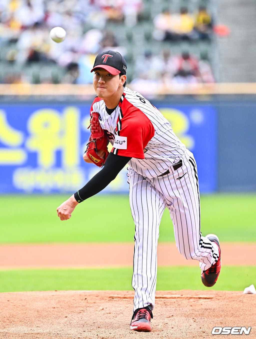 3일 오후 서울 잠실구장에서 '2026 신한 SOL Bank KBO리그' LG 트윈스와 NC 다이노스의 경기가 진행됐다.이날 LG는 이상영을, NC는 신민혁을 선발투수로 내세웠다. 1회초 LG 선발투수 이상영이 역투하고 있다.     2026.05.03 / soul1014@osen.co.kr