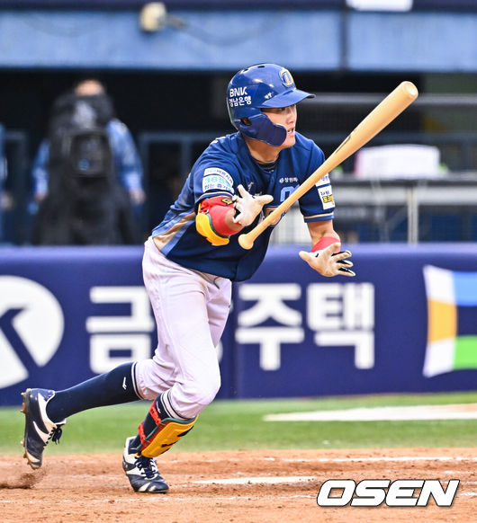 [OSEN=잠실, 박준형 기자] 3일 오후 서울 잠실구장에서 '2026 신한 SOL Bank KBO리그'&nbsp;LG 트윈스와 NC 다이노스의 경기가 진행됐다.이날 LG는 이상영을, NC는 신민혁을 선발투수로 내세웠다. 9회초 2사 2루 NC 최정원이 1타점 적시타를 날리고 있다.     2026.05.03 / soul1014@osen.co.kr