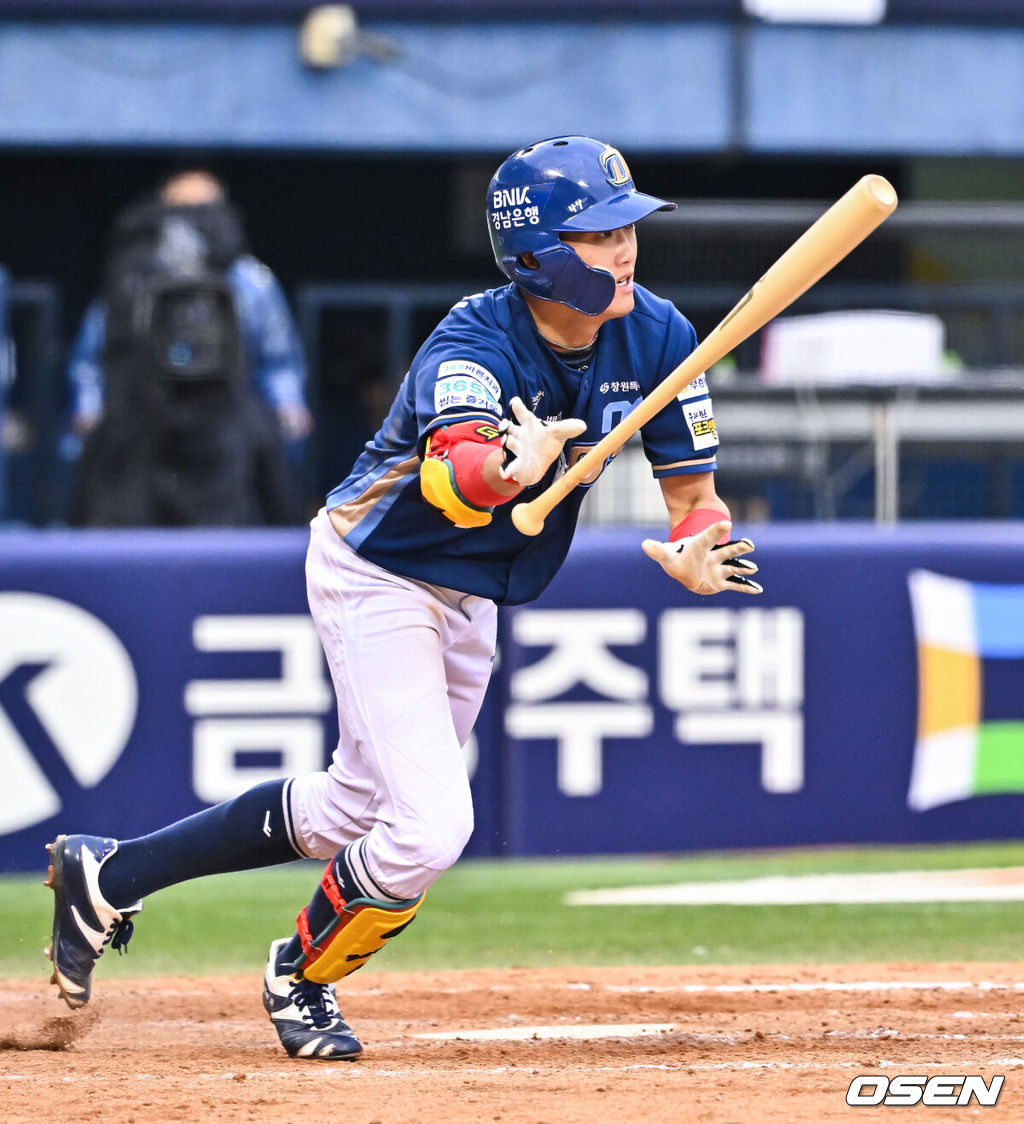 3일 오후 서울 잠실구장에서 '2026 신한 SOL Bank KBO리그' LG 트윈스와 NC 다이노스의 경기가 진행됐다.이날 LG는 이상영을, NC는 신민혁을 선발투수로 내세웠다. 9회초 2사 2루 NC 최정원이 1타점 적시타를 날리고 있다.     2026.05.03 / soul1014@osen.co.kr