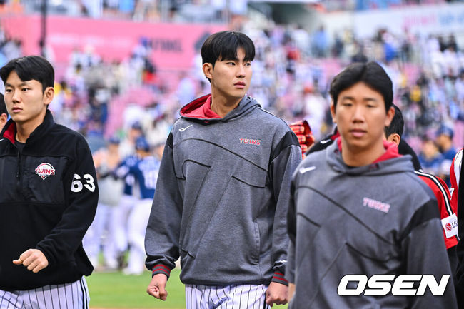 [OSEN=잠실, 박준형 기자] NC 다이노스가 3일 오후 서울 잠실구장에서 진행된 ‘2026 신한 SOL Bank KBO리그'&nbsp;LG 트윈스와의 원정경기에서 10-3으로 꺾고 2연패를 끊었다.반면 LG는 4연승이 중단됐다. 경기종료 후 LG 이상영이 패배에 아쉬워하고 있다.       2026.05.03 / soul1014@osen.co.kr