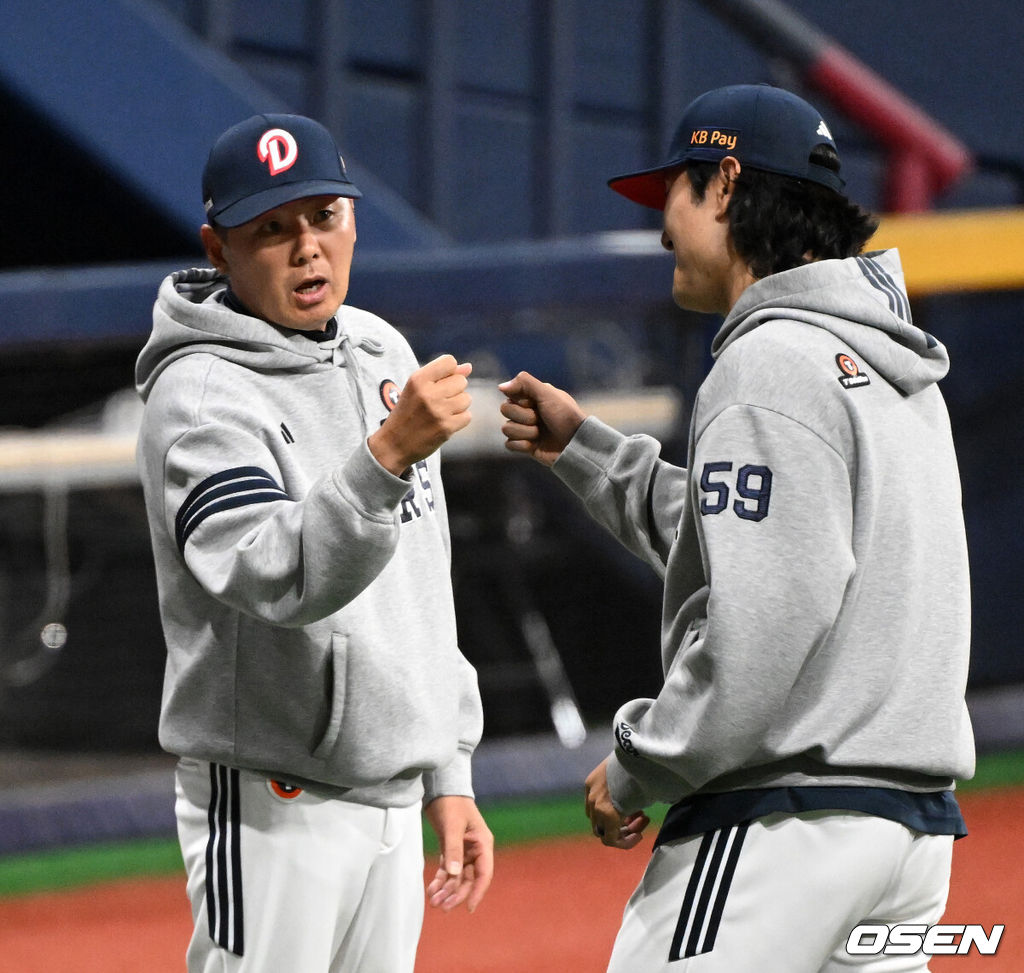 두산 베어스는 3일 서울 고척스카이돔에서 열린 2026 신한 SOL KBO리그 키움 히어로즈와의 원정경기에서 14-3으로 대승을 거뒀다.경기 종료 후 두산 김원형 감독이 곽빈과 승리의 기쁨을 나누고 있다. 2026.05.03 /sunday@osen.co.kr