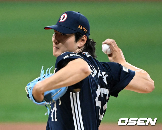 [OSEN=고척, 이대선 기자] 3일 서울 고척스카이돔에서 2026 신한 SOL KBO리그 키움 히어로즈와 두산 베어스의 경기가 열렸다.이날 키움은 박준현, 두산 곽빈을 선발로 내세웠다. 1회말 무사에서 두산 선발투수 곽빈이 역투하고 있다. 2026.05.03 /sunday@osen.co.kr