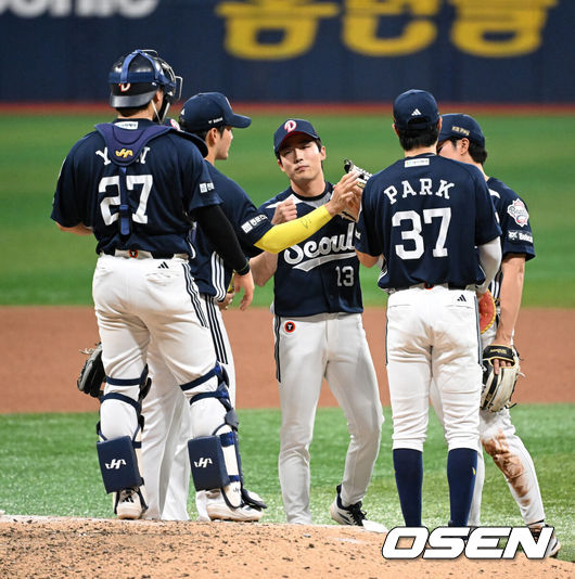 [OSEN=고척, 이대선 기자] 두산 베어스는 3일 서울 고척스카이돔에서 열린 2026 신한 SOL KBO리그 키움 히어로즈와의 원정경기에서 14-3으로 대승을 거뒀다.경기 종료 후 두산 선수들이 승리의 기쁨을 나누고 있다. 2026.05.03 /sunday@osen.co.kr
