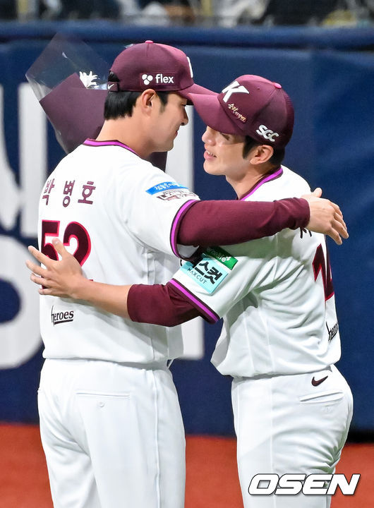[OSEN=고척, 민경훈 기자] 26일 오후 서울 고척스카이돔에서 2026 신한 SOL KBO리그 키움 히어로즈와 삼성 라이온즈의 경기가 열렸다.이날 키움은 박준현을, 삼성은 장찬희를 선발투수로 내세운다.경기 전 박병호 코치가 4번타자 1루수로 나선 후 플레이볼때 교체되며 서건창과 포옹을 하고 있다. 2026.04.26 / rumi@osen.co.kr