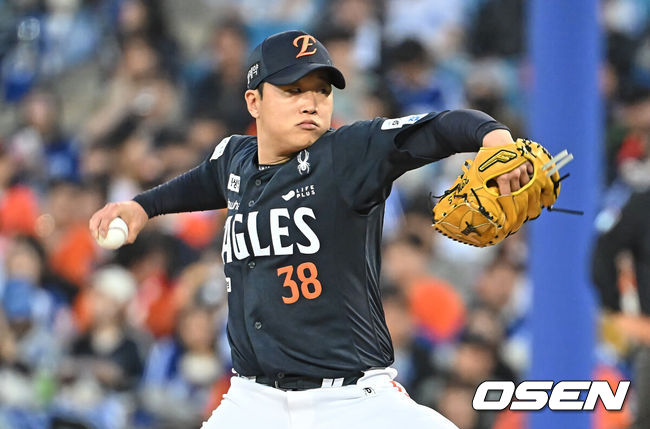 [OSEN=대구, 이석우 기자] 1일 대구삼성라이온즈파크에서 2026 신한 SOL KBO 리그 삼성 라이온즈와 한화 이글스의 경기가 열렸다. 한화 이글스 김종수가 역투하고 있다. 2026.05.01 / foto0307@osen.co.kr