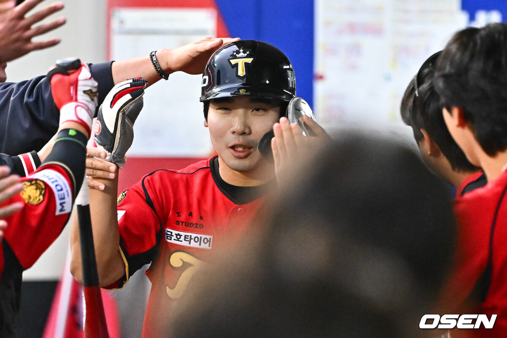 2일 오후 광주 북구 광주기아챔피언스필드에서 2026 신한 SOL KBO리그 KIA 타이거즈와 KT 위즈의 경기가 진행됐다.이날 KIA는 황동하를, KT는 오원석을 선발투수로 내세웠다.6회말 1사 1,3루 KIA 김태군의 희생플라이때 3루 주자 한승연이 득점 올린뒤 동료들의 축하를 받고 있다. 2026.05.02 / soul1014@osen.co.kr