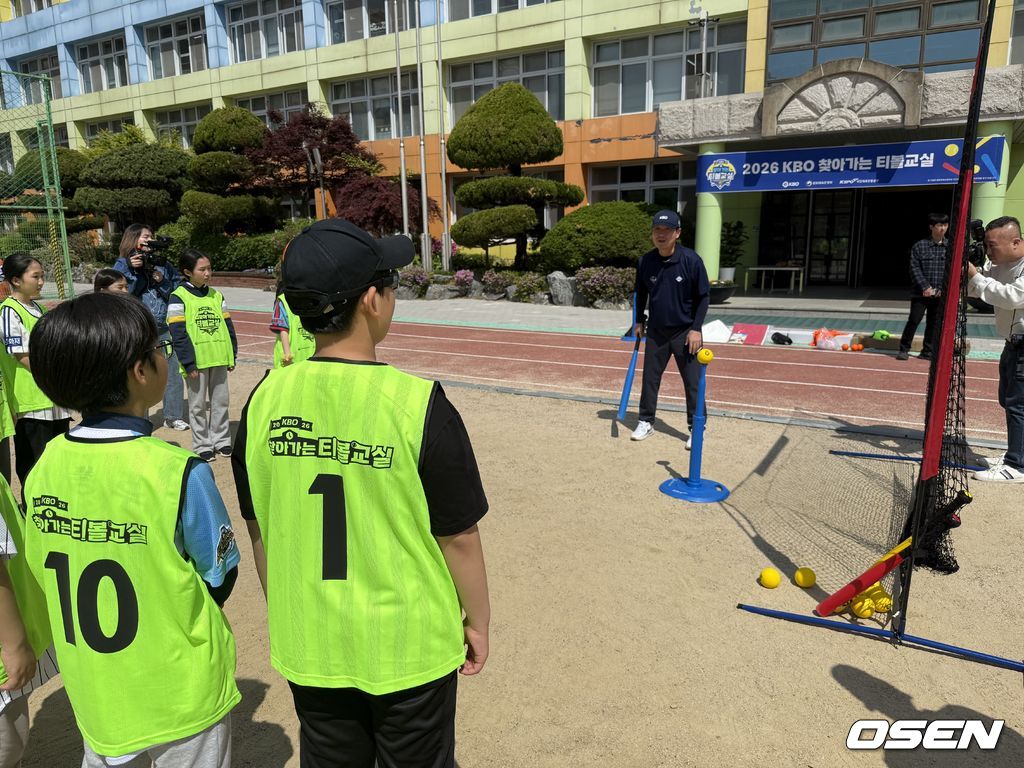 KBO는 지난달 29일 서울 성북구 성북초등학교에서 ‘2026 KBO 찾아가는 티볼교실’의 첫 수업을 진행했다. 이날 현장에는 허구연 KBO 총재를 비롯해 류지현 2026 WBC 대표팀 감독, 권오준 KBO 육성위원이 함께해 의미를 더했다. / OSEN DB