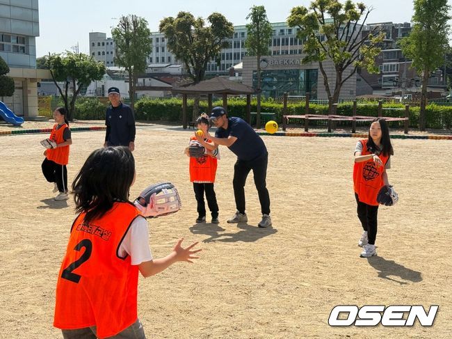 KBO는 지난달 29일 서울 성북구 성북초등학교에서 ‘2026 KBO 찾아가는 티볼교실’의 첫 수업을 진행했다. 이날 현장에는 허구연 KBO 총재를 비롯해 류지현 2026 WBC 대표팀 감독, 권오준 KBO 육성위원이 함께해 의미를 더했다. / OSEN DB