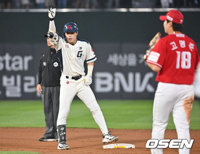 [OSEN=부산, 이석우 기자] 1일 부산 사직야구장에서 2025 신한 SOL 뱅크 KBO 리그 롯데 자이언츠와 SSG 랜더스의 경기가 열렸다. 홈팀 롯데는 이민석이, 방문팀 SSG는 앤더슨이 선발 출전했다.롯데 자이언츠 고승민이 8회말 우중간 2루타를 치고 세리머니를 하고 있다. 2025.06.01 / foto0307@osen.co.kr