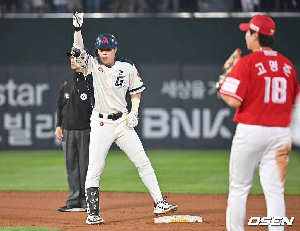 1일 부산 사직야구장에서 2025 신한 SOL 뱅크 KBO 리그 롯데 자이언츠와 SSG 랜더스의 경기가 열렸다. 홈팀 롯데는 이민석이, 방문팀 SSG는 앤더슨이 선발 출전했다.롯데 자이언츠 고승민이 8회말 우중간 2루타를 치고 세리머니를 하고 있다. 2025.06.01 / foto0307@osen.co.kr