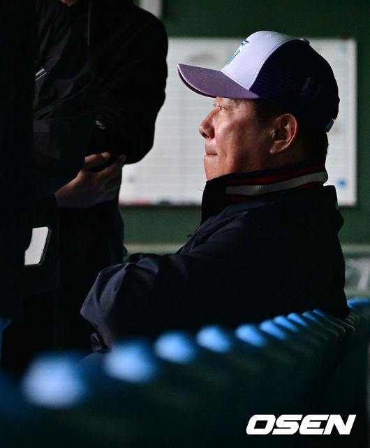 [OSEN=미야자키(일본), 지형준 기자] 26일 일본 미야자키 산마린 스타디움에서 두산 베어스와 롯데 자이언츠의 구춘대회 경기가 열렸다.이날 두산은 이영하, 롯데는 쿄아마가 선발로 나섰다.경기에 앞서 롯데 김태형 감독이 취재진과 이야기를 나누고 있다. 2026.02.26 /jpnews@osen.co.kr