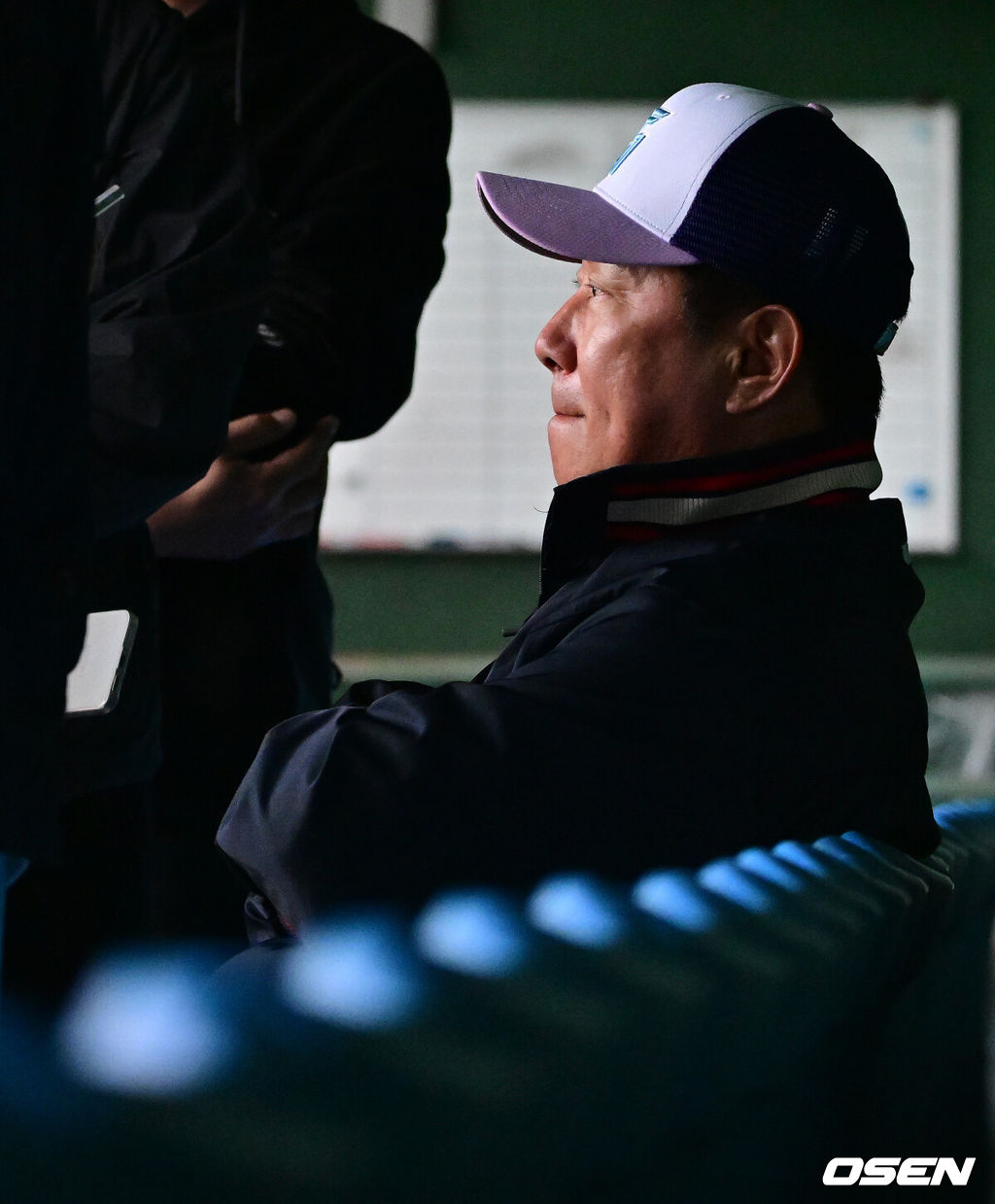 26일 일본 미야자키 산마린 스타디움에서 두산 베어스와 롯데 자이언츠의 구춘대회 경기가 열렸다.이날 두산은 이영하, 롯데는 쿄아마가 선발로 나섰다.경기에 앞서 롯데 김태형 감독이 취재진과 이야기를 나누고 있다. 2026.02.26 /jpnews@osen.co.kr