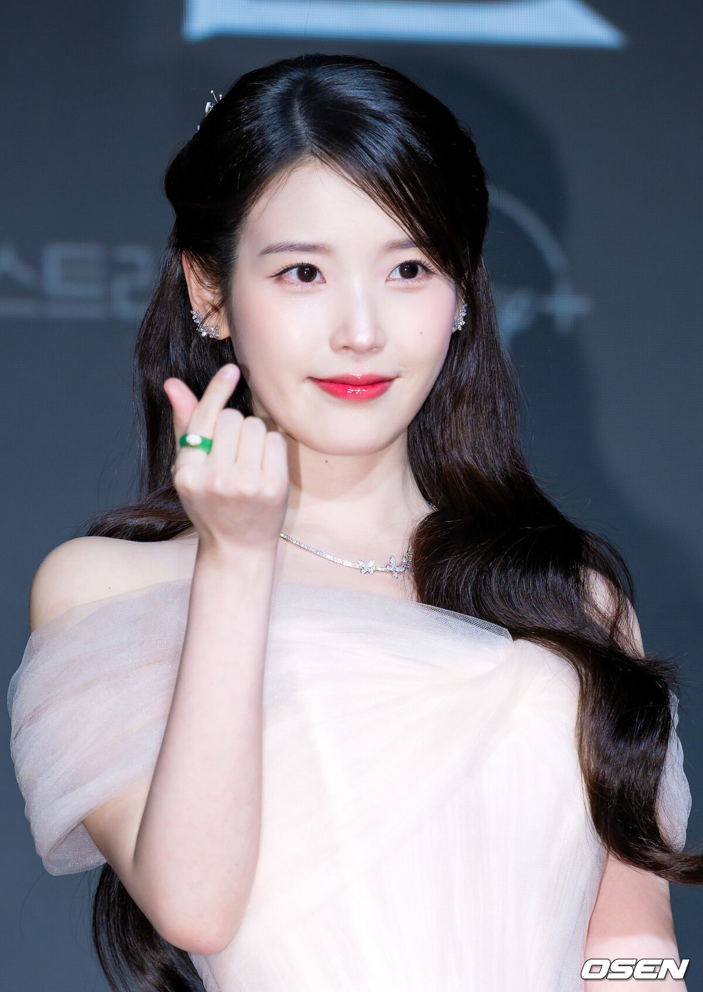 6일 오후 서울 강남구 조선 팰리스 서울 강남 더 그레이트홀에서 MBC 새 금토드라마 '21세기 대군부인'(극본 유지원/연출 박준화, 배희영) 제작발표회가 열렸다.'21세기 대군부인'은 21세기 입헌군주제 대한민국을 배경으로 모든 걸 가진 재벌이지만 신분이 평민이라 짜증스러운 여자 성희주(아이유 분)와 왕의 아들이지만 아무것도 가질 수 없어 슬픈 남자 이안대군(변우석 분)의 운명 개척 신분 타파 로맨스를 담은 드라마다.배우 아이유가 포즈를 취하고 있다. 2026.04.06 / rumi@osen.co.kr