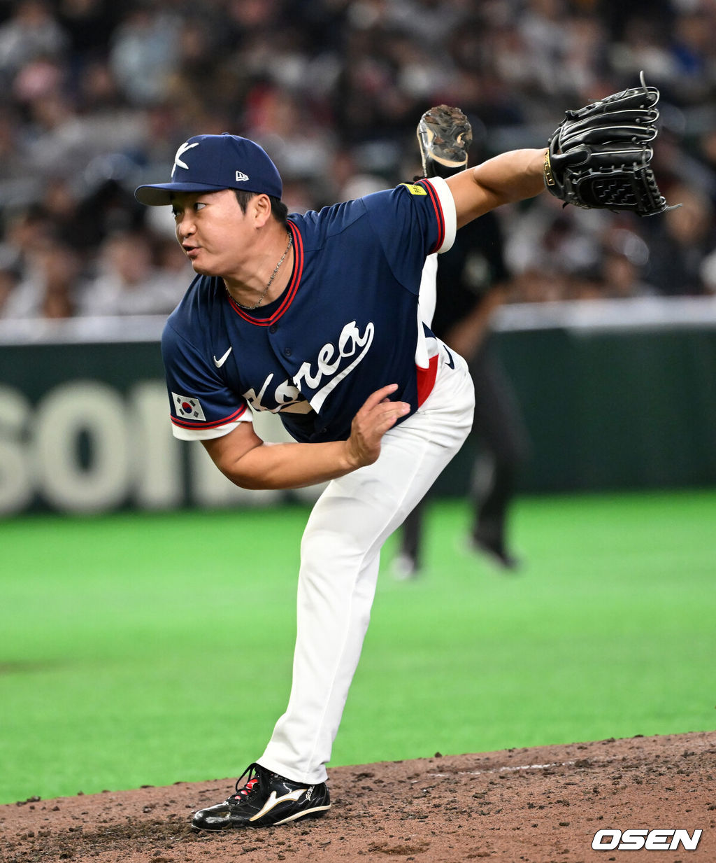 7일 일본 도쿄돔에서 2026 월드베이스볼클래식(WBC) 조별리그 C조 대한민국과 일본의 경기가 열렸다.한국은 잠수함 고영표, 일본은 좌완 기쿠치 유세이를 선발로 내세웠다. WBC에서 2006년 4강, 2009년 준우승을 차지한 한국은 이후 3개 대회(2013년, 2017년, 2023년)에서 연달아 1라운드를 통과하지 못하고 있다. 이번 대회에서는 8강 토너먼트 복귀를 목표로 대회에 임하고 있다. 지난 5일 체코와의 첫 경기에서는 11-4로 대승을 거두며 좋은 출발을 했다. 6회말 한국 고우석이 역투하고 있다. 2026.03.07 /spjj@osen.co.kr