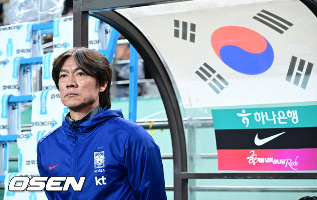 [OSEN=서울월드컵경기장, 조은정 기자]홍명보 감독이 이끄는 대한민국 대표팀과 파라과이의 A매치 평가전이 14일 오후 서울월드컵경기장에서 열렸다.'남미 강호' 파라과이는 지난 10일 일본 원정에서 2-2 무승부를 거두고 온 팀이다. 이번 경기는 홍명보호의 2026 북중미 월드컵 포트 배정을 두고도 중요한 일전이다.&nbsp;현재 한국은 오스트리아, 호주, 에콰도르와 치열한&nbsp;포트 2 막차 경쟁을 벌이고 있다.경기 전 대한민국 홍명보 감독이 그라운드를 바라보고 있다. 2025.10.14 /cej@osen.co.kr