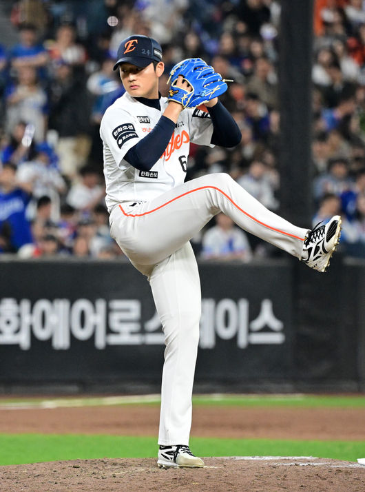 15일 대전 한화생명 볼파크에서 2026 신한 SOL KBO리그 한화 이글스와 삼성 라이온즈의 경기가 열렸다.4연패 중인 한화는 윌켈 에르난데스, 5연승을 노리는 삼성은 양창섭이 선발로 나섰다. 7회초 한화 강건우가 역투하고 있다. 2026.04.15 / jpnews@osen.co.kr