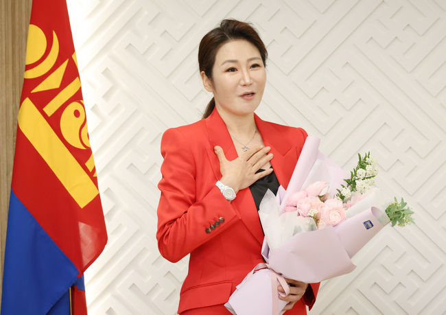 안주은 오페라 연출가가 17일 서울 용산구 주한 몽골대사관에서 열린 몽골문화 홍보대사 위촉식에서 소감을 밝히고 있다. /사단법인 씨제스(CJS) 파운데이션 제공