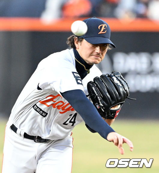[OSEN=대전, 이대선 기자] 31일 대전 한화생명볼파크에서 2026 신한 SOL KBO리그 한화 이글스와 KT 위즈의 경기가 열렸다.이날 한화는 오웬 화이트, KT는 케일럽 보쉴리를 선발로 내세웠다.1회초 무사에서 한화 선발투수 화이트가 역투하고 있다. 2026.03.31 /sunday@osen.co.kr