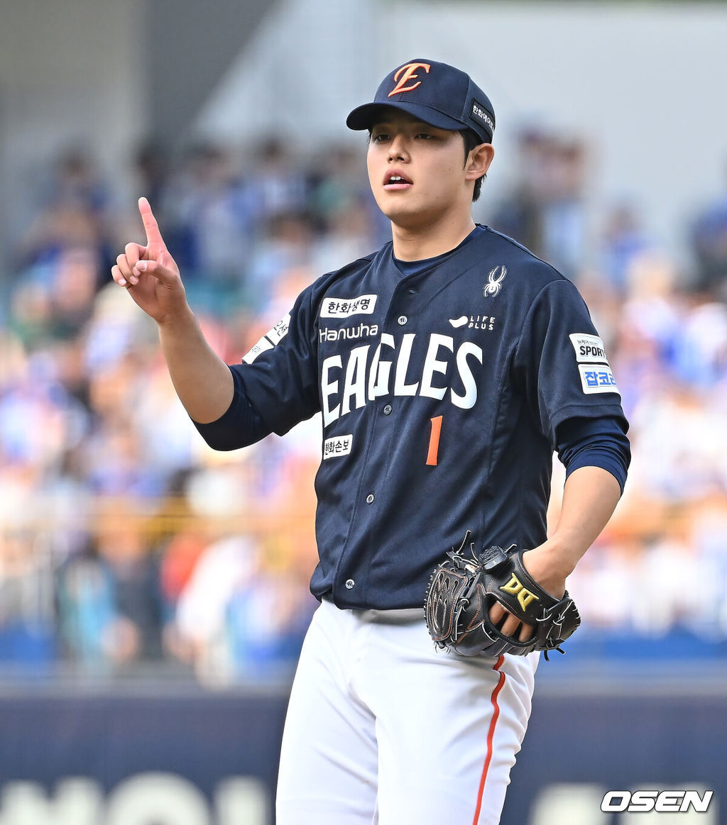 2일 대구삼성라이온즈파크에서 2026 신한 SOL KBO 리그 삼성 라이온즈와 한화 이글스의 경기가 열렸다. 홈팀 삼성은 장찬희가, 방문팀 한화는 문동주가 선발 출전했다. 한화 이글스 선발 투수 문동주가 사인을 보내고 있다. 2026.05.02 / foto0307@osen.co.kr
