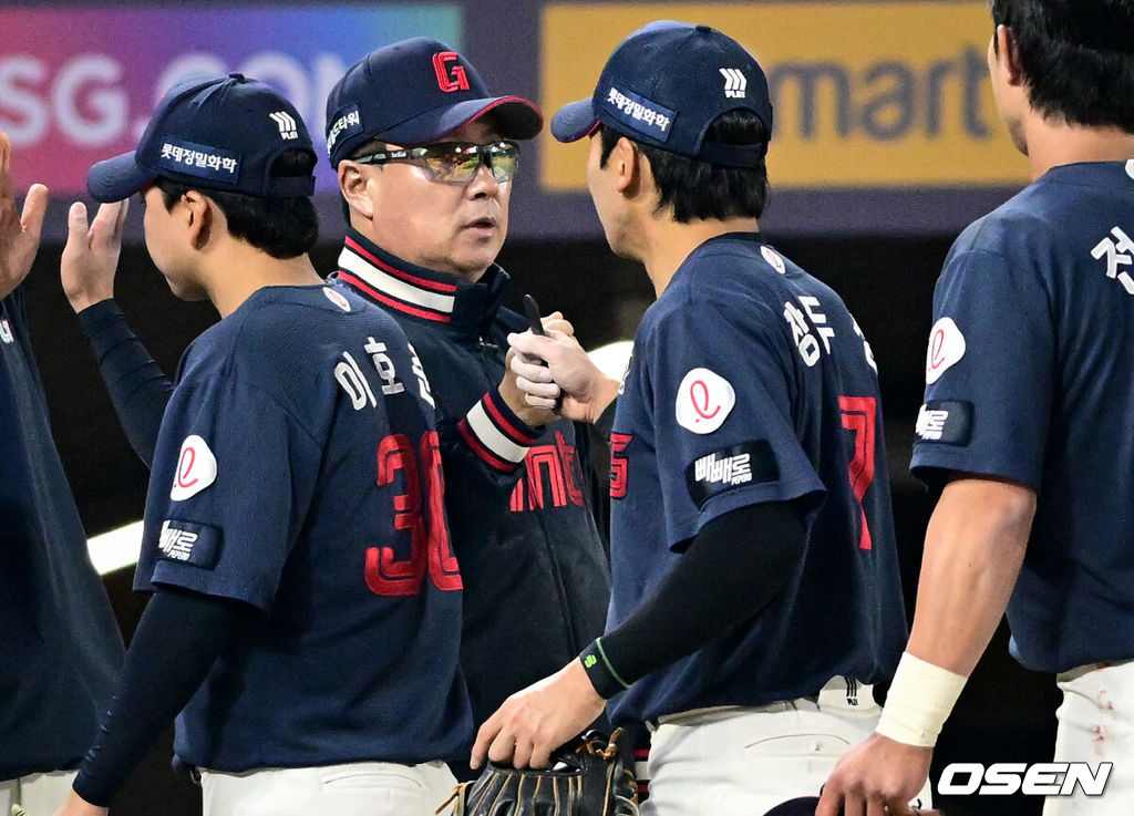 프로야구 롯데 자이언츠가 먼저 웃었다.롯데는 1일 인천SSG랜더스필드에서 열린2026 신한 SOL KBO리그 SSG 랜더스와 원정 경기에서 연장 10회 승부 끝에 10-7 승리를 거뒀다. 롯데 김태형 감독이 장두성과 승리를 기뻐하고 있다. 2026.05.01 /cej@osen.co.kr
