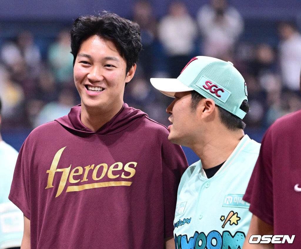 2일 서울 고척스카이돔에서 ‘2026 신한 SOL KBO리그’ 키움 히어로즈와 두산 베어스의 경기가 열렸다.이날 경기는 선발 안우진의 5이닝 2실점 호투를 앞세워 키움이 4-2 승리를 거뒀다. 경기를 마치고 키움 승리투수 안우진이 팬들에게 인사한 뒤 더그아웃으로 향하며 미소짓고 있다. 2026.05.02 / dreamer@osen.co.kr