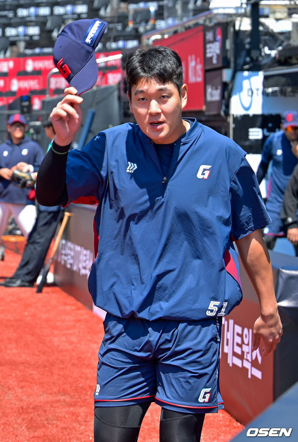 5일 수원 KT위즈파크에서 2026 신한 SOL KBO리그 KT 위즈와 롯데 자이언츠의 경기가 열렸다.이날 KT는 소형준, 롯데는 로드리게스를 선발로 내세웠다.경기 전 롯데 나승엽이 경기에 앞서 훈련을 하기 위해 그라운드로 나서고 있다. 나승엽은 올해 초 대만 스프링캠프 중 도박장 출입으로 출전정지 징계를 받았다 해제돼 고승민, 김세민과 1군 엔트리에 복귀했다. 2026.05.05 /rumi@osen.co.kr