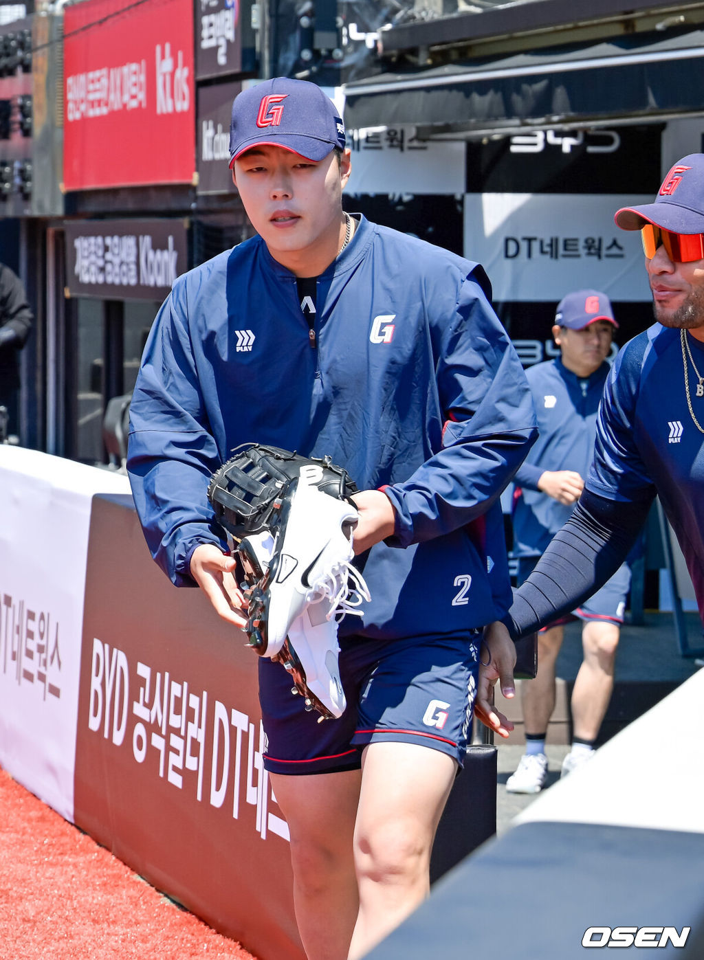5일 수원 KT위즈파크에서 2026 신한 SOL KBO리그 KT 위즈와 롯데 자이언츠의 경기가 열렸다.이날 KT는 소형준, 롯데는 로드리게스를 선발로 내세웠다.경기 전 롯데 고승민이 경기에 앞서 훈련을 하기 위해 그라운드로 나서고 있다. 고승민은 올해 초 대만 스프링캠프 중 도박장 출입으로 출전정지 징계를 받았다 해제돼 나승엽, 김세민과 1군 엔트리에 복귀했다. 2026.05.05 /rumi@osen.co.kr