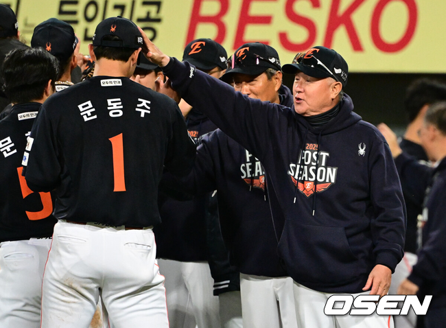 한화 김경문 감독과 문동주./OSEN DB