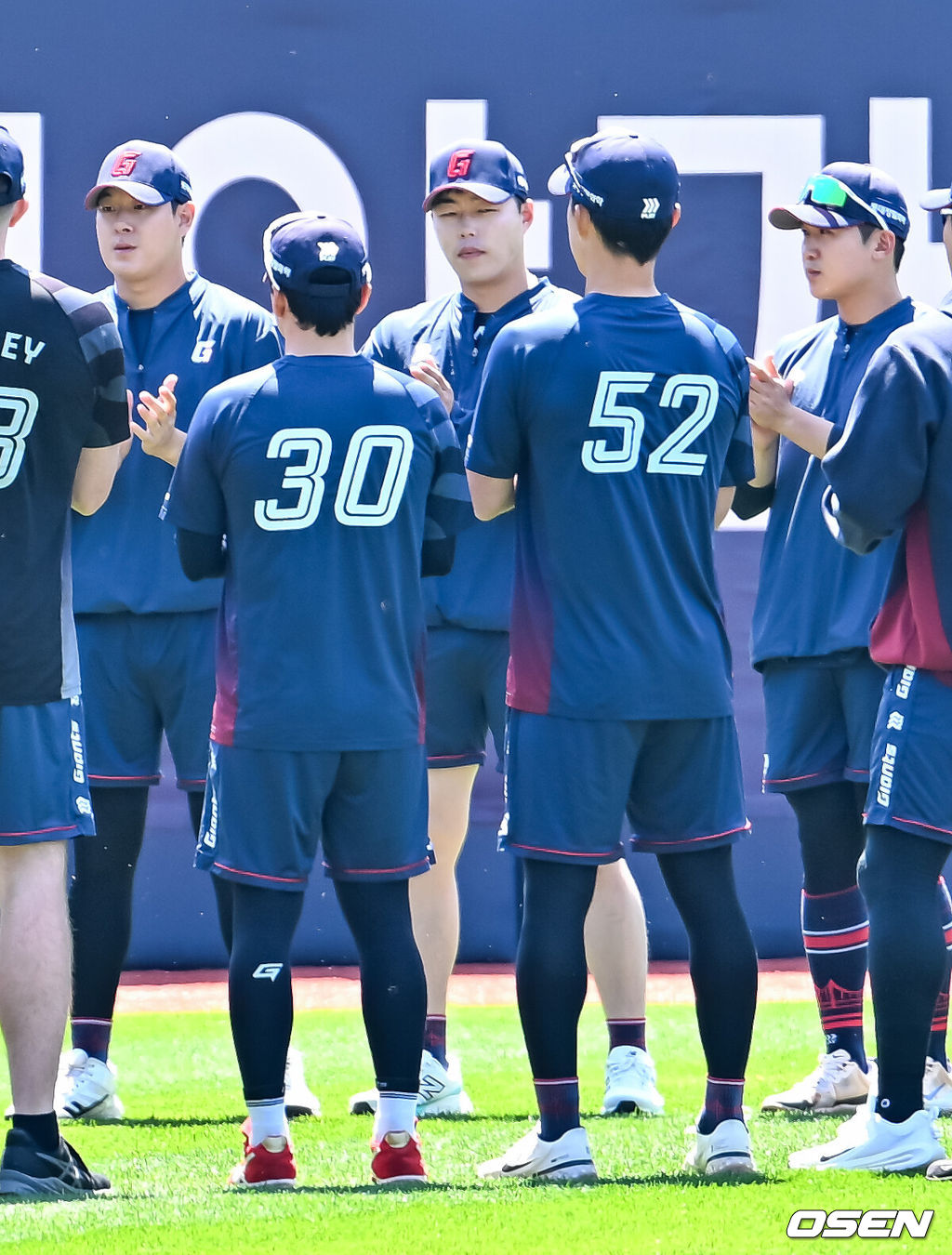 5일 수원 KT위즈파크에서 2026 신한 SOL KBO리그 KT 위즈와 롯데 자이언츠의 경기가 열렸다.이날 KT는 소형준, 롯데는 로드리게스를 선발로 내세웠다.경기 전 롯데 나승엽, 고승민, 김세민이 경기에 앞서 훈련을 하기 위해 그라운드로 나서며 박수를 받고 있다. 나승엽, 고승민, 김세민은 올해 초 대만 스프링캠프 중 도박장 출입으로 출전정지 징계를 받았다 해제돼 1군 엔트리에 복귀했다. 2026.05.05 /rumi@osen.co.kr