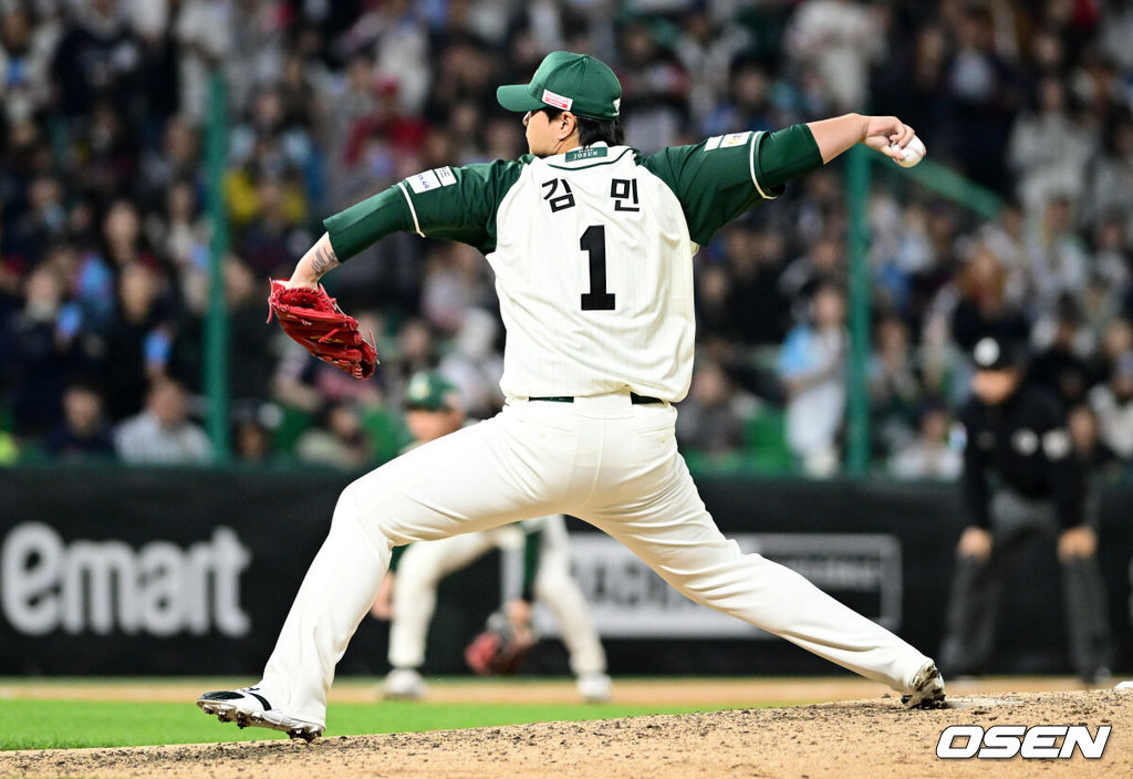 1일 오후 인천 문학동 SSG랜더스필드에서 ‘2026 신한 SOL BANK KBO리그’ SSG 랜더스와 롯데 자이언츠의 경기가 진행됐다.이날 SSG는 타케다를, NC는 박세웅을 선발투수로 내세웠다.연장 10회초 SSG 김민이 역투하고 있다. 2026.05.01 /cej@osen.co.kr