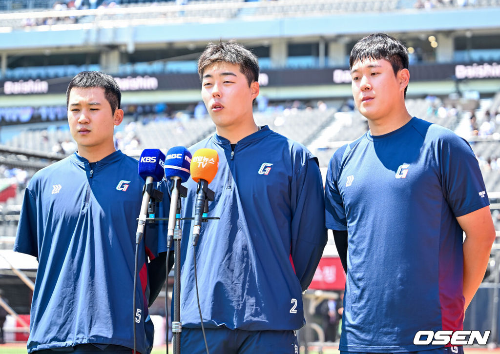 5일 수원 KT위즈파크에서 2026 신한 SOL KBO리그 KT 위즈와 롯데 자이언츠의 경기가 열렸다.이날 KT는 소형준, 롯데는 로드리게스를 선발로 내세웠다.경기 전 롯데 김세민, 고승민, 나승엽이 경기에 앞서 인터뷰를 하고 있다. 나승엽, 고승민, 김세민은 올해 초 대만 스프링캠프 중 도박장 출입으로 출전정지 징계를 받았다 해제돼 1군 엔트리에 복귀했다. 2026.05.05 /rumi@osen.co.kr