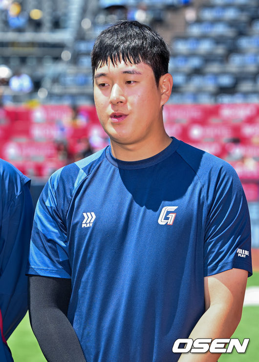 [OSEN=수원, 민경훈 기자] 5일 수원 KT위즈파크에서 2026 신한 SOL KBO리그 KT 위즈와 롯데 자이언츠의 경기가 열렸다.이날 KT는 소형준, 롯데는 로드리게스를 선발로 내세웠다.경기 전 롯데 나승엽이 경기에 앞서 인터뷰를 하고 있다.&nbsp;나승엽, 고승민, 김세민은 올해 초 대만 스프링캠프 중 도박장 출입으로 출전정지 징계를 받았다 해제돼 1군 엔트리에 복귀했다. 2026.05.05 /rumi@osen.co.kr