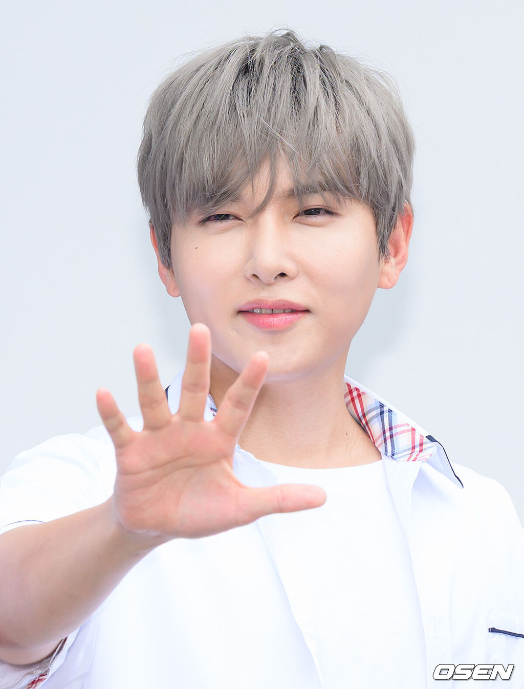 3일 경기 JTBC 스튜디오 일산에서 JTBC 예능프로그램 '아는 형님' 녹화가 진행됐다.이날 데뷔 20주년을 맞은 슈퍼주니어가 3년 만에 JTBC 예능프로그램 '아는 형님'에 출연했다.슈퍼주니어 려욱이 포토타임을 가지고 있다. 2025.07.03 /sunday@osen.co.kr