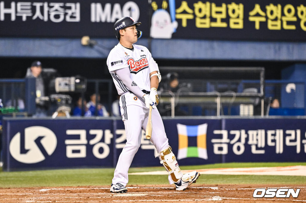 28일 오후 서울 잠실구장에서 2026 신한 SOL KBO리그 두산 베어스와 삼성 라이온즈의 경기가 진행됐다.이날 두산은 곽빈을, 삼성은 후라도를 선발투수로 내세웠다. 4회말 두산 양석환이 헛스윙 삼진아웃 된뒤 아쉬워하고 있다.    2026.04.28 / soul1014@osen.co.kr