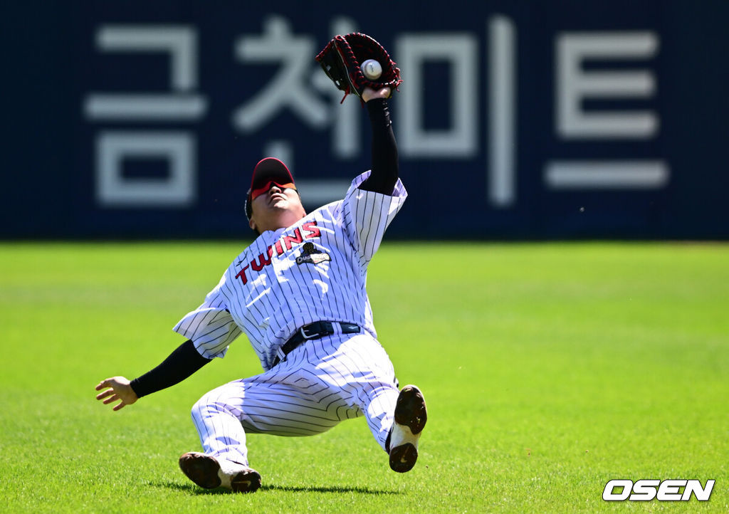 5일 서울 잠실야구장에서 ‘2026 신한 SOL KBO리그’ LG 트윈스와 두산 베어스의 경기가 열렸다.홈팀 LG는 웰스, 방문팀 두산은 잭로그를 선발로 내세웠다. 1회초 1사 2루에서 LG 문보경이 두산 박준순의 플라이 타구를 포구하고 있다. 2026.05.05 /cej@osen.co.kr