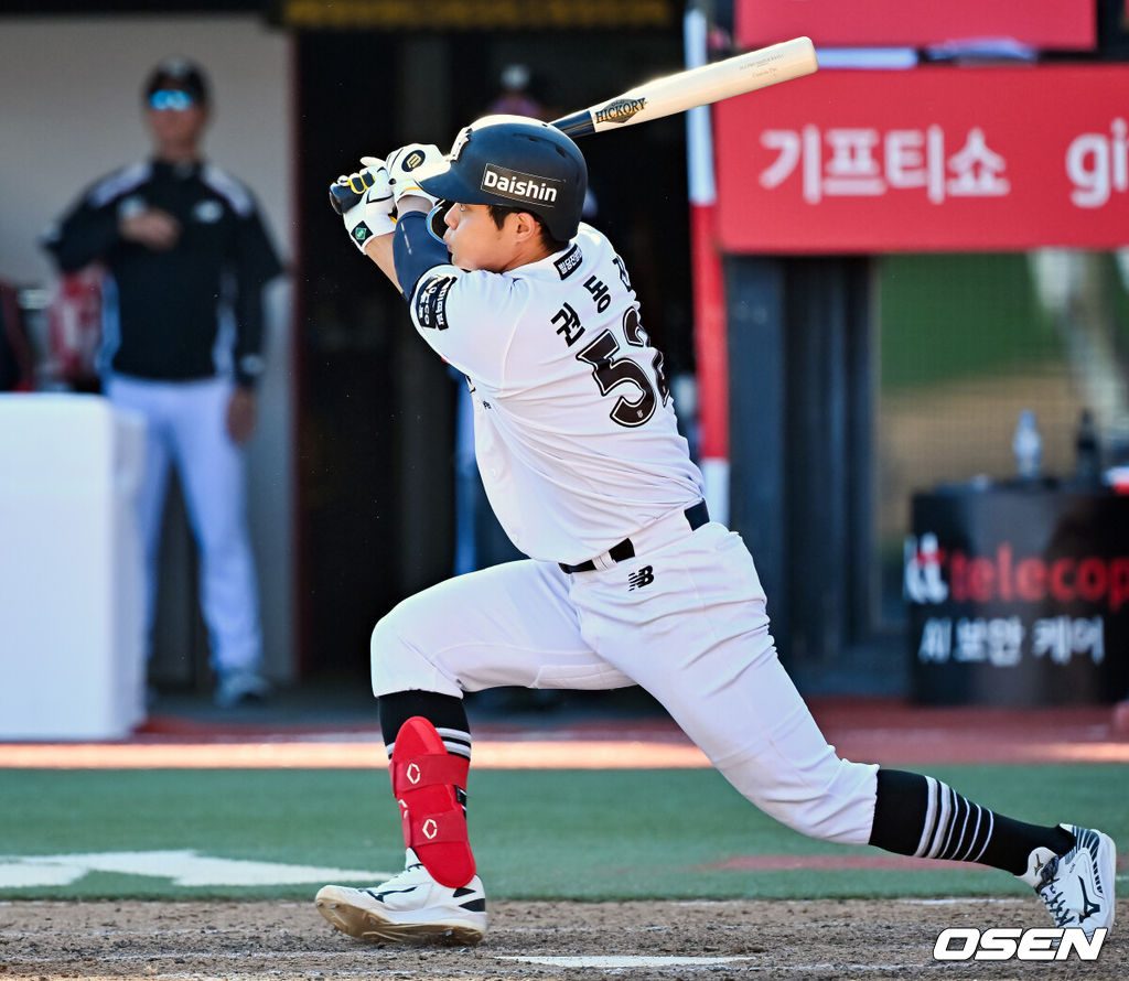 5일 수원 KT위즈파크에서 2026 신한 SOL KBO리그 KT 위즈와 롯데 자이언츠의 경기가 열렸다.이날 KT는 소형준, 롯데는 로드리게스를 선발로 내세웠다.8회말 1사 주자 3루 KT 권동진이 우익수 뒤 재역전 1타점 적시 2루타를 때리고 있다. 2026.05.05 /rumi@osen.co.kr
