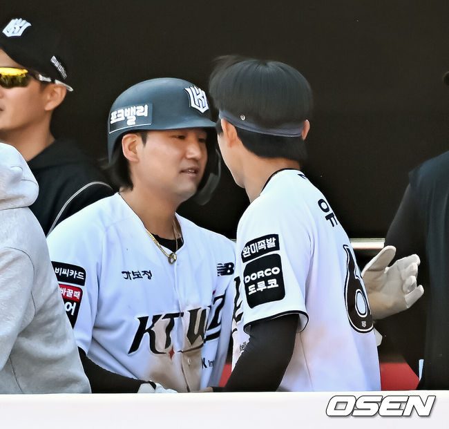 [OSEN=수원, 민경훈 기자] 5일 수원 KT위즈파크에서 2026 신한 SOL KBO리그 KT 위즈와 롯데 자이언츠의 경기가 열렸다.이날 KT는 소형준, 롯데는 로드리게스를 선발로 내세웠다.8회말 1사 주자 3루 KT 권동진의 우익수 뒤 재역전 1타점 적시 2루타때 홈을 밟은 김상수가 덕아웃에서 기뻐하고 있다. 2026.05.05 /rumi@osen.co.kr