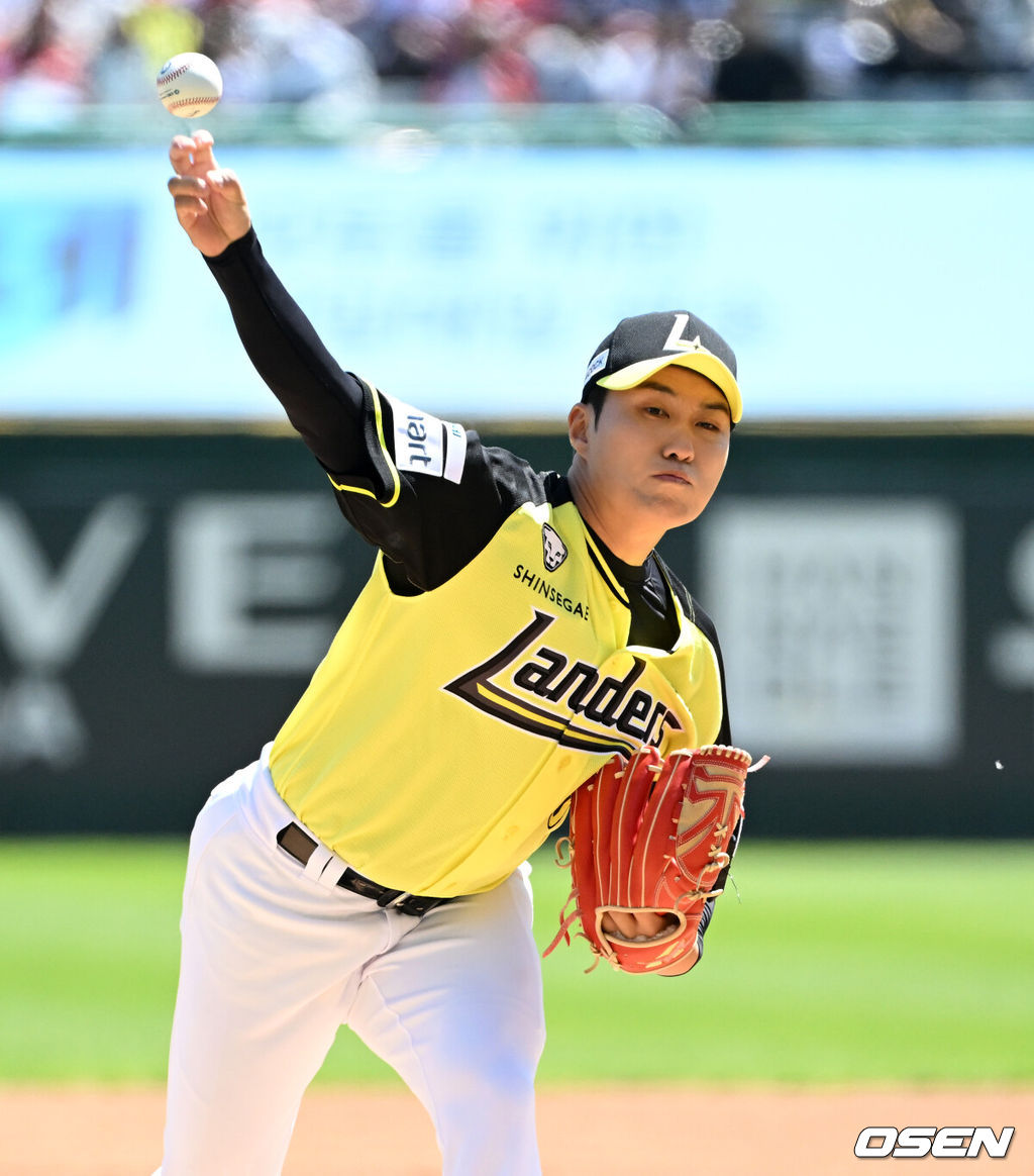 5일 인천 SSG랜더스필드에서 2026 신한 SOL KBO리그 SSG 랜더스와 NC 다이노스의 경기가 열렸다.이날 SSG은 최민준, 두산 NC는 신영우를 선발로 내세웠다.1회초 무사에서 SSG 선발투수 최민준이 역투하고 있다. 2026.05.05 /sunday@osen.co.kr