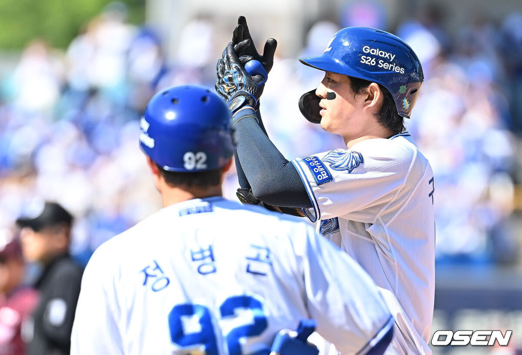 5일 대구삼성라이온즈파크에서 2026 신한 SOL KBO 리그 삼성 라이온즈와 키움 히어로즈의 경기가 열렸다. 홈팀 삼성은 오러클린이, 방문팀 키움은 오석주가 선발 출전했다. 삼성 라이온즈 구자욱이 4회말 1사 1루 중견수 오른쪽 안타를 치고 세리머니를 하고 있다. 2026.05.05 / foto0307@osen.co.kr