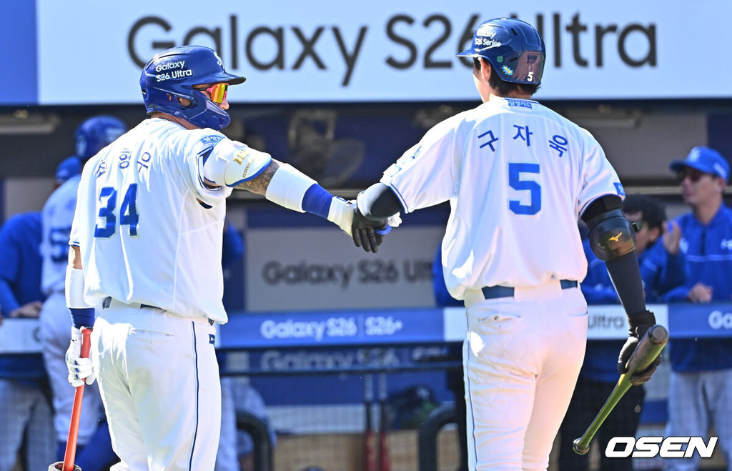 5일 대구삼성라이온즈파크에서 2026 신한 SOL KBO 리그 삼성 라이온즈와 키움 히어로즈의 경기가 열렸다. 홈팀 삼성은 오러클린이, 방문팀 키움은 오석주가 선발 출전했다. 삼성 라이온즈 구자욱이 5회말 1사 만루 좌익수 희생플라이를 치고 최형우와 하이파이브를 하고 있다. 2026.05.05 / foto0307@osen.co.kr