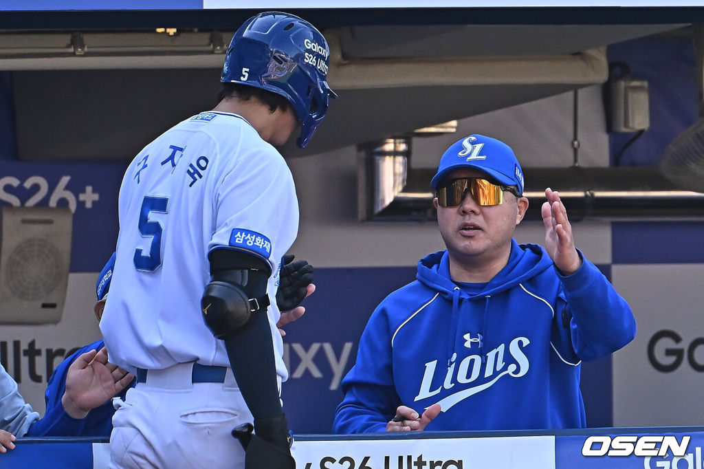 5일 대구삼성라이온즈파크에서 2026 신한 SOL KBO 리그 삼성 라이온즈와 키움 히어로즈의 경기가 열렸다. 홈팀 삼성은 오러클린이, 방문팀 키움은 오석주가 선발 출전했다. 삼성 라이온즈 구자욱이 5회말 1사 만루 좌익수 희생플라이를 치고 박진만 감독과 하이파이브를 하고 있다. 2026.05.05 / foto0307@osen.co.kr