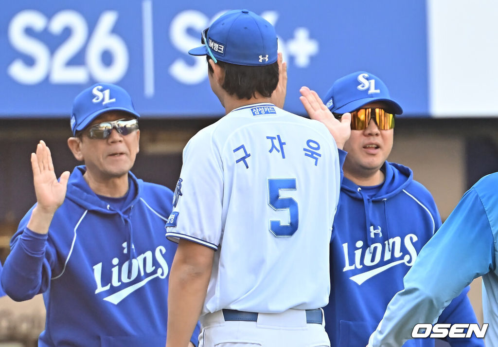 5일 대구삼성라이온즈파크에서 2026 신한 SOL KBO 리그 삼성 라이온즈와 키움 히어로즈의 경기가 열렸다. 홈팀 삼성은 오러클린이, 방문팀 키움은 오석주가 선발 출전했다. 삼성 라이온즈 박진만 감독이 키움 히어로즈에 11-1로 승리한 후 구자욱과 하이파이브를 하고 있다. 2026.05.05 / foto0307@osen.co.kr