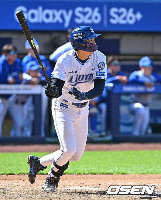 [OSEN=대구, 이석우 기자] 5일 대구삼성라이온즈파크에서 2026 신한 SOL KBO 리그 삼성 라이온즈와 키움 히어로즈의 경기가 열렸다. 홈팀 삼성은 오러클린이, 방문팀 키움은 오석주가 선발 출전했다. 삼성 라이온즈 구자욱이 4회말 1사 1루 중견수 오른쪽 안타를 치고 있다. 2026.05.05 / foto0307@osen.co.kr
