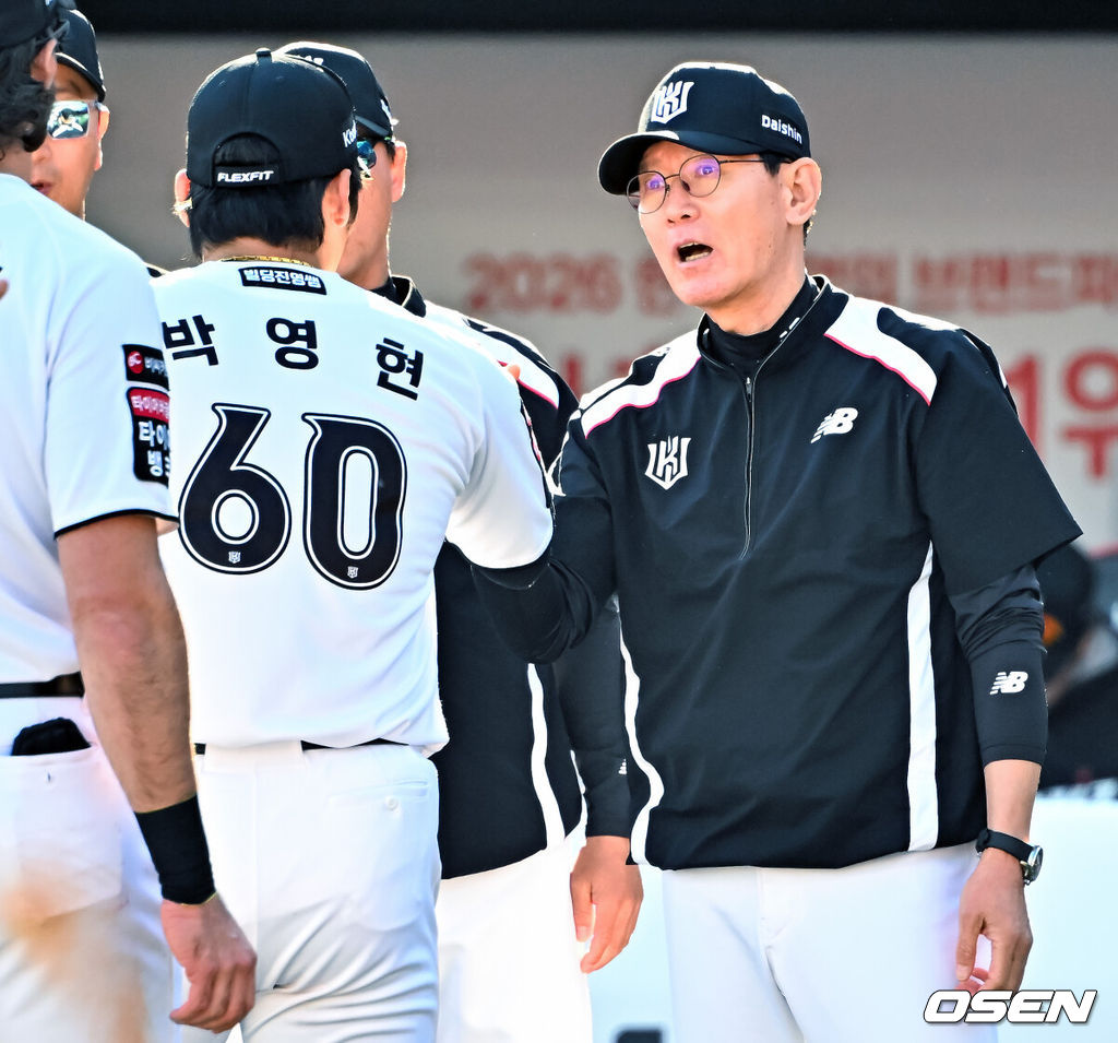 5일 수원 KT위즈파크에서 2026 신한 SOL KBO리그 KT 위즈와 롯데 자이언츠의 경기가 열렸다.이 경기에서 KT는 롯데에 5-4로 승리했다. 선두 KT는 3연전 기선제압과 함께 2연승을 달리며 시즌 22승 10패를 기록했다. 반면 4연승 상승세가 끊긴 롯데는 12승 1무 18패가 됐다. 경기를 마치고 KT 이강철 감독이 박영현과 하이파이브를 하고 있다. 2026.05.05 /rumi@osen.co.kr