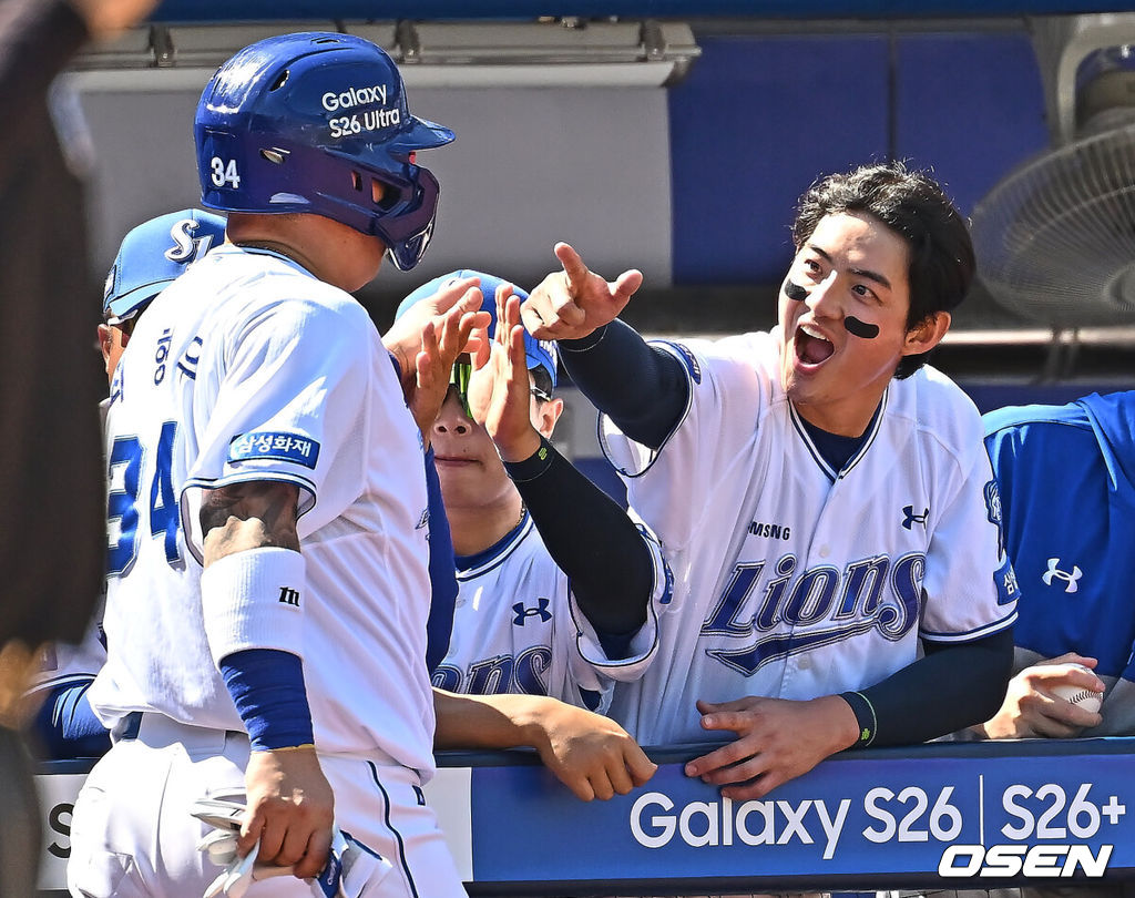 5일 대구삼성라이온즈파크에서 2026 신한 SOL KBO 리그 삼성 라이온즈와 키움 히어로즈의 경기가 열렸다. 홈팀 삼성은 오러클린이, 방문팀 키움은 오석주가 선발 출전했다. 삼성 라이온즈 구자욱이 3회말 무사 1,3루 박승규의 좌익수 앞 1타점 안타때 득점을 올린 최형우를 가리키며 세리머니를 하고 있다. 2026.05.05 / foto0307@osen.co.kr